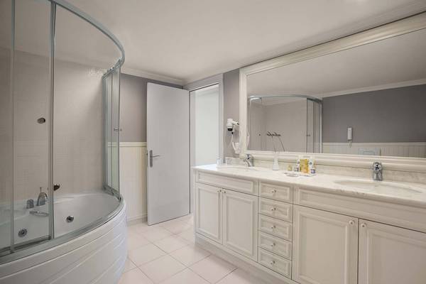 Badezimmer im IC Santai Family Resort mit Badewanne und Waschbecken.
