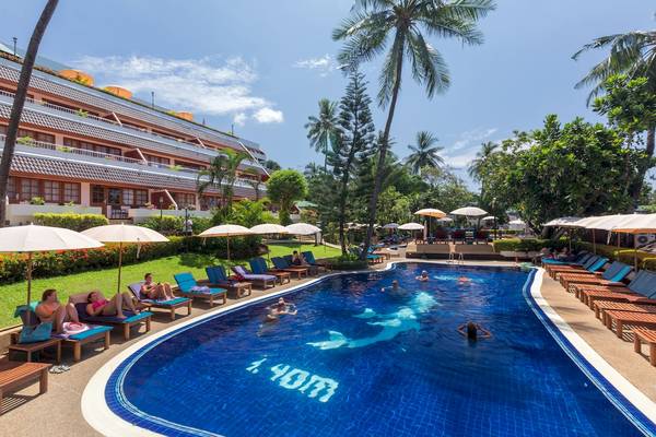 Außenpool des Best Western Phuket Ocean Resort mit Sonnenliegen und Gästen.
