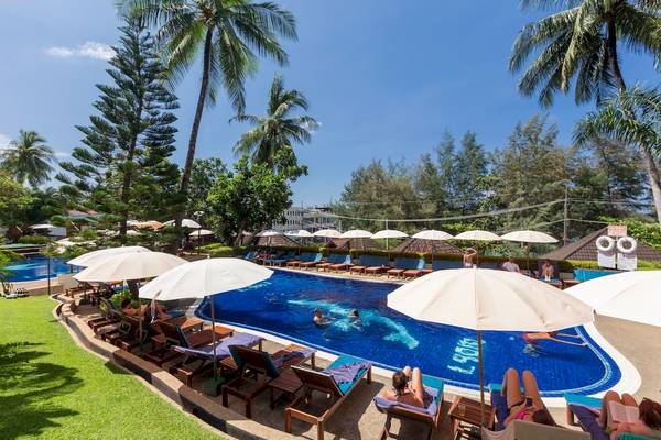 Außenpoolbereich des Best Western Phuket Ocean Resort mit Liegestühlen und Sonnenschirmen