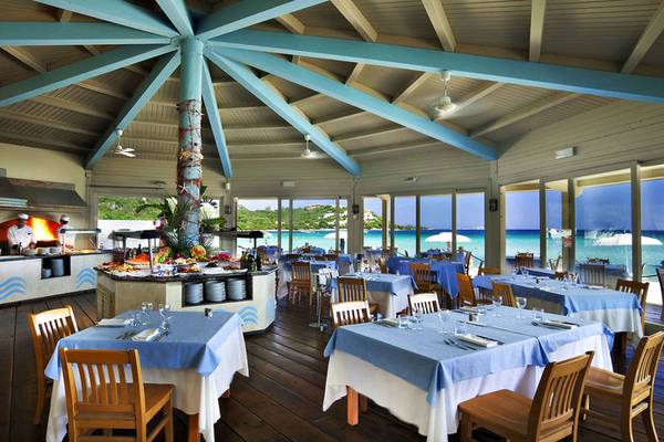 Innenansicht des Restaurants im Abi d'Oru Beach Hotel mit Blick auf die Küche und den Ozean