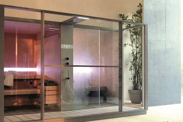Innenansicht der Sauna im Abi d'Oru Beach Hotel & Spa mit Glaswänden und Holzbänken.