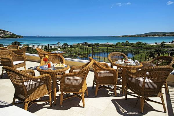Terrasse des Abi d'Oru Beach Hotel & Spa mit Blick auf das Meer