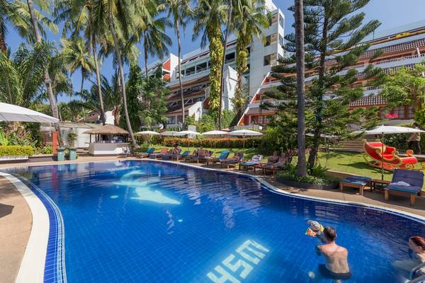 Außenpool des Best Western Phuket Ocean Resorts mit Gästen und Palmen