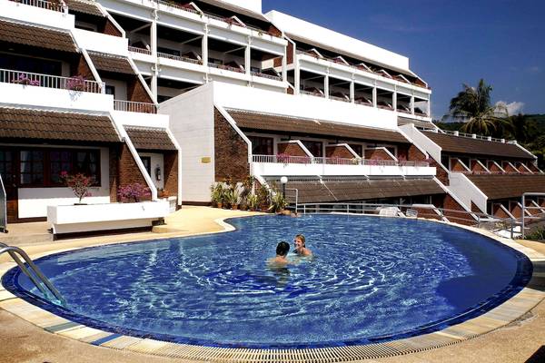 Zwei Personen schwimmen im Pool des Best Western Phuket Ocean Resort
