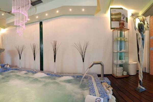 Jacuzzi im Louros Beach Hotel & Spa mit Wasser und Lichteffekten.