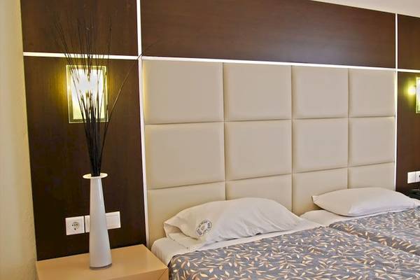 Doppelbett-Zimmer im Louros Beach Hotel & Spa mit moderner Einrichtung und weichen Kissen.