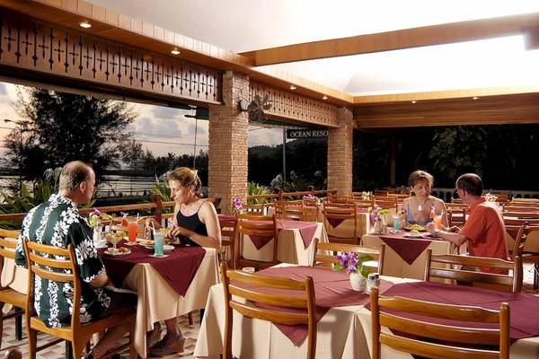 Sitzplatz im Restaurant des Best Western Phuket Ocean Resort mit Blick auf den See