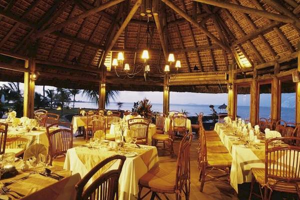Innenbereich des Restaurants des Veranda Paul et Virginie Hotel & Spa mit Blick auf das Meer.