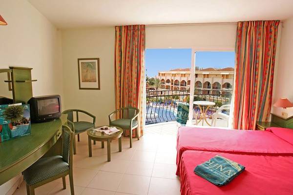 Zimmer im Mirador Maspalomas Hotel mit Blick auf den Balkon und den Pool.