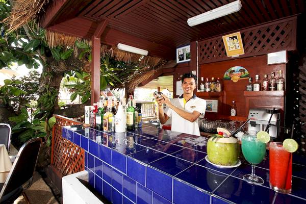 Ein Barkeeper im Best Western Phuket Ocean Resort serviert Cocktails.