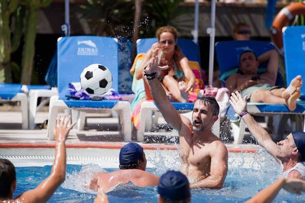 Gäste spielen Fußball im Pool des Mirador Maspalomas Hotel by Dunas
