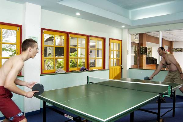 Zwei Männer tragen eine Tischtennis-Partie im Best Western Phuket Ocean Resort.