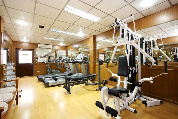 Fitnesscenter im Best Western Phuket Ocean Resort mit Laufbändern und Trainingsgeräten.