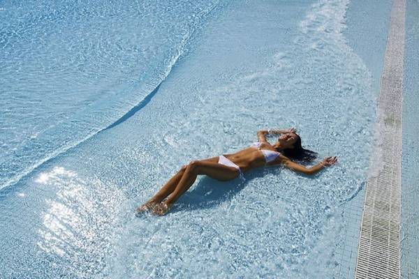 Frau im Schwimmbad des Nirvana Cosmopolitan Hotels treiben