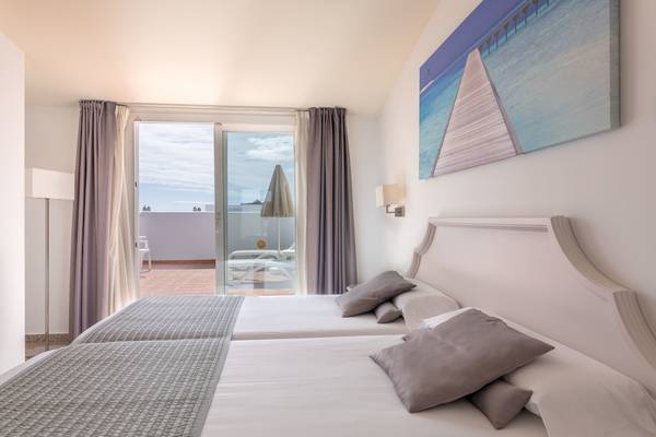 Schlafzimmer mit zwei Betten und Aussicht auf den Balkon im MAC Puerto Marina Hotel