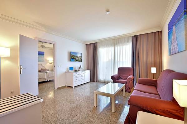 Wohnbereich des MAC Puerto Marina Hotels mit moderner Einrichtung und Blick auf das Meer.
