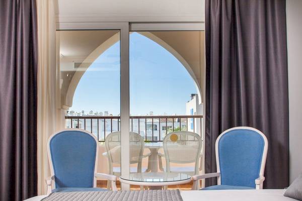 Zimmer mit Balkon im MAC Puerto Marina Hotel mit Blick auf die Stadt.