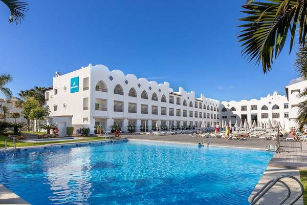 Außenansicht des MAC Puerto Marina Hotels mit großem Swimmingpool und Sonnenliegen