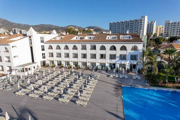 Außenansicht des MAC Puerto Marina Hotels mit Pool und Sonnenliegen