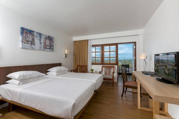 Doppelzimmer im Best Western Phuket Ocean Resort mit zwei Betten, Fernseher und Fenstern mit Aussicht.