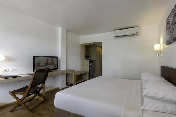 Zimmer im Best Western Phuket Ocean Resort mit Bett, Schreibtisch und Fernseher
