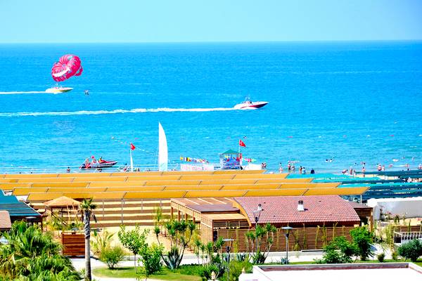Port Side Resort Strand mit Parasailing, Booten und Strandhütten