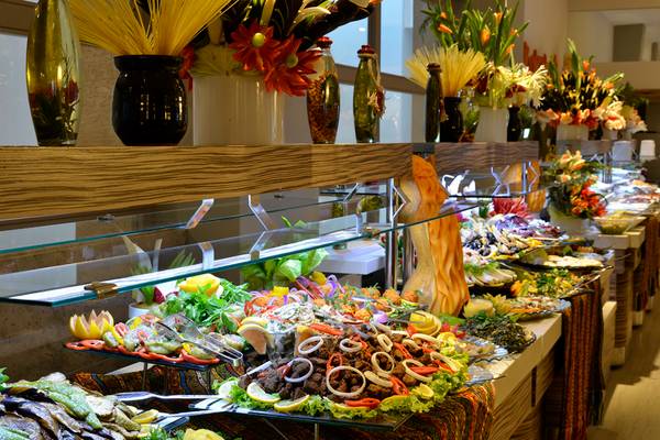 Buffet-Tisch im Port Side Resort mit verschiedenen Speisen und Dekoration.