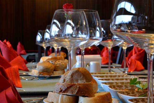 Frühstückstisch im Port Side Resort mit Brot, verschiedenen Gerichten und leeren Getränkegläsern.
