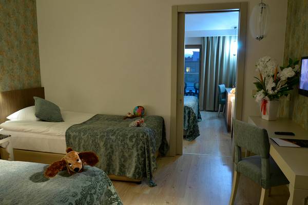 Port Side Resort Hotelzimmer mit zwei Betten, einem Teddybären und einem Fernseher.