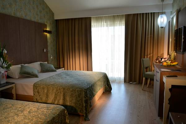 Doppelzimmer im Port Side Resort Hotel mit zwei Betten, Dekor und Möbeln.