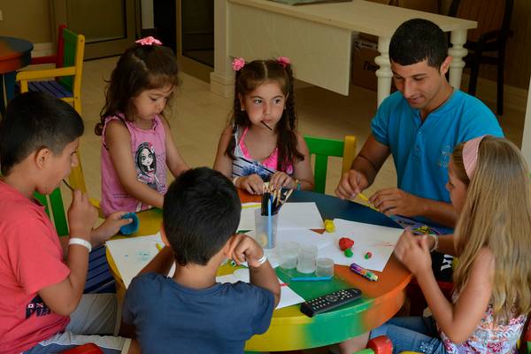Familie und Kinder malen und spielen im Port Side Resort