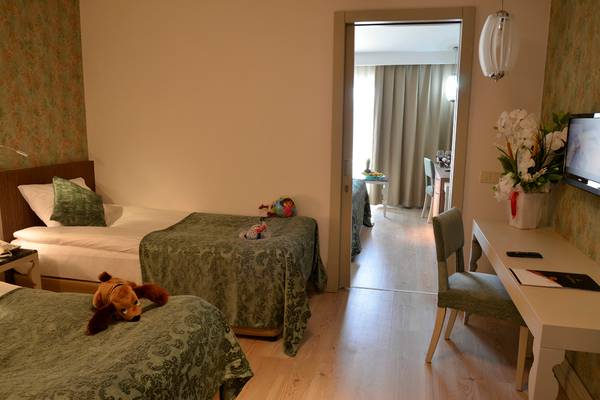 Doppelzimmer im Port Side Resort mit zwei Betten, Nachttischen und einer Aussicht.