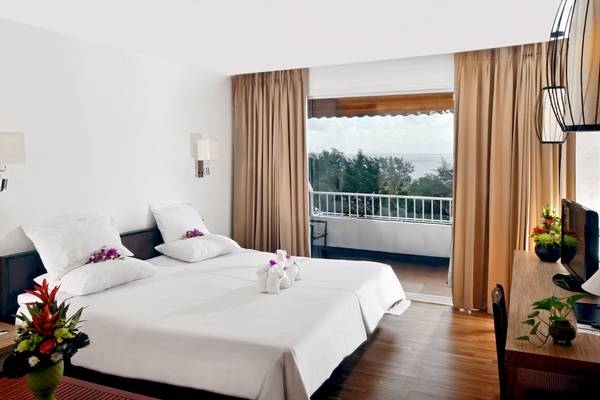 Doppelbett-Zimmer im Best Western Phuket Ocean Resort mit Blick auf den Ozean