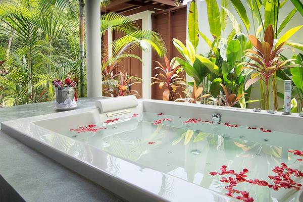 Whirlpool im Freien mit Blumenblättern im Apsara Beachfront Resort und Villa