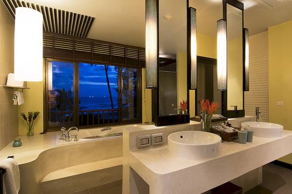 Badezimmer des Apsara Beachfront Resort und Villa mit Blick auf den Ozean.