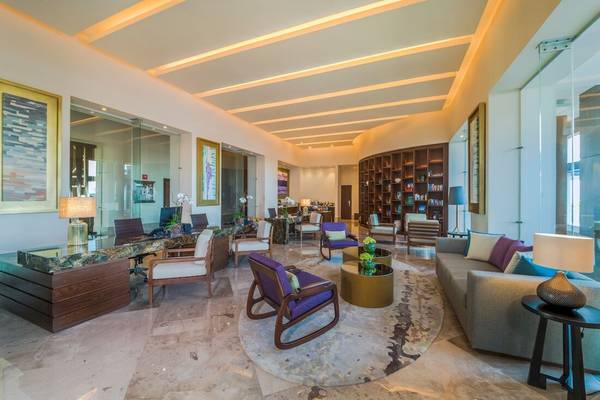 Lobby-Lounge-Bereich des Haven Riviera Cancun Resort & Spa mit Möbeln und Dekoration.