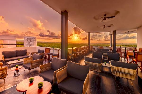 Dachterrasse des Haven Riviera Cancun Resort & Spa mit Blick auf den Sonnenuntergang