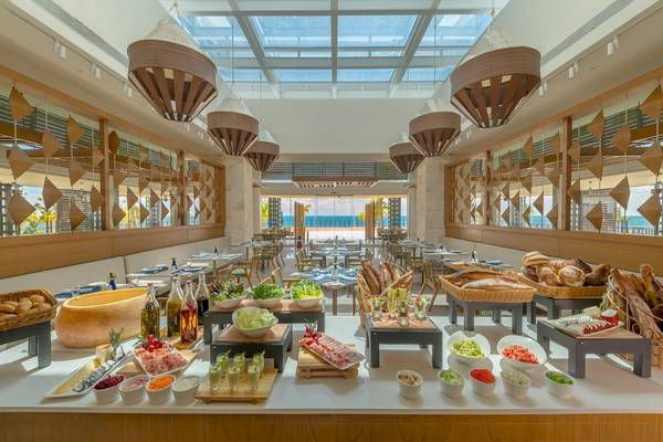Buffet-Tisch im Restaurant des Haven Riviera Cancun Resort & Spa mit verschiedenen Vorspeisen, Salaten und Dips.