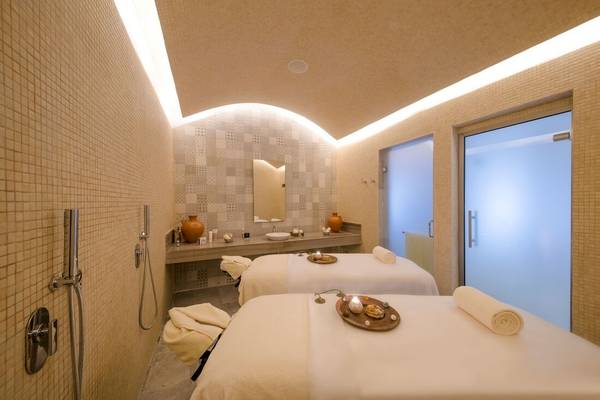 Massageraum im Haven Riviera Cancun Resort & Spa mit zwei Behandlungstischen und einem Waschbecken.