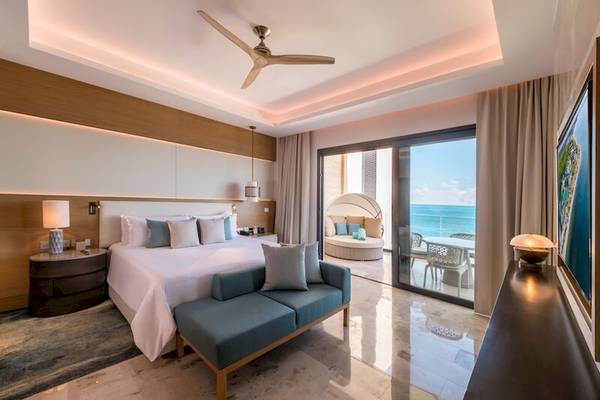 Luxuriöses Zimmer im Haven Riviera Cancun Resort & Spa mit Meerblick und moderner Einrichtung.