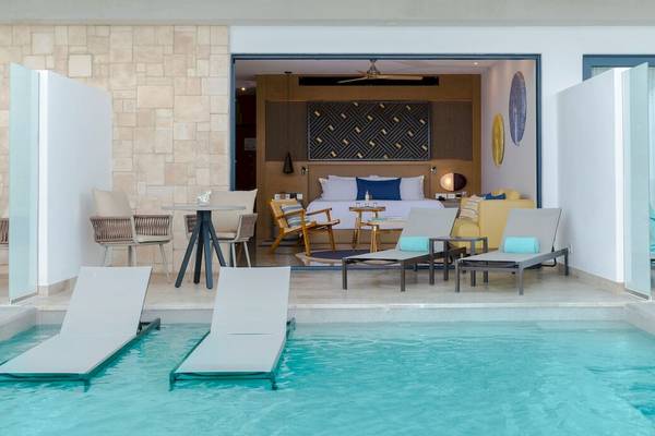 Strand-Villa-Pool-Bereich im Haven Riviera Cancun Resort & Spa mit Lounge-Stühlen und offenem Eingang.