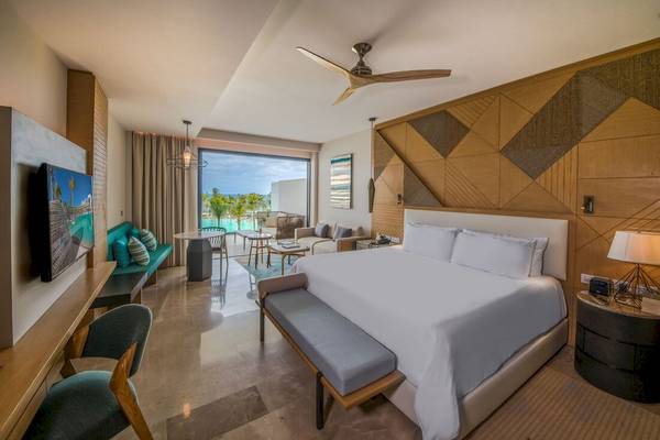 Innenansicht des Zimmers im Haven Riviera Cancun Resort & Spa mit Blick auf das Meer.