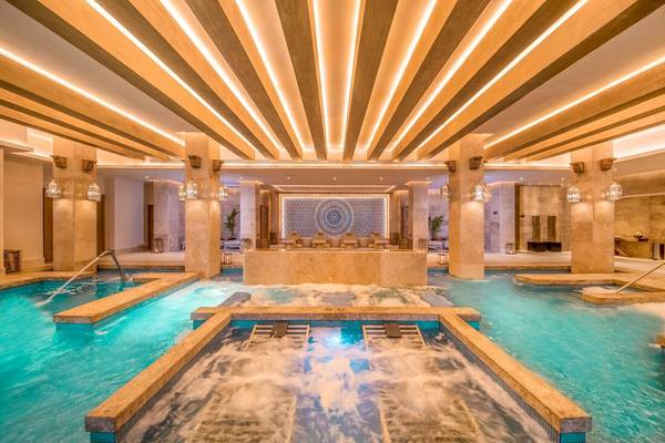 Innenpoolbereich des Haven Riviera Cancun Resort & Spa mit Wasserbecken und Beleuchtung