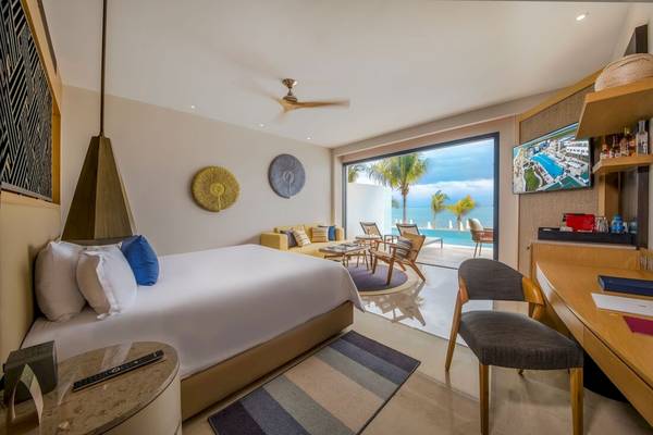 Zimmer im Haven Riviera Cancun Resort & Spa mit Blick auf den Pool und das Meer.