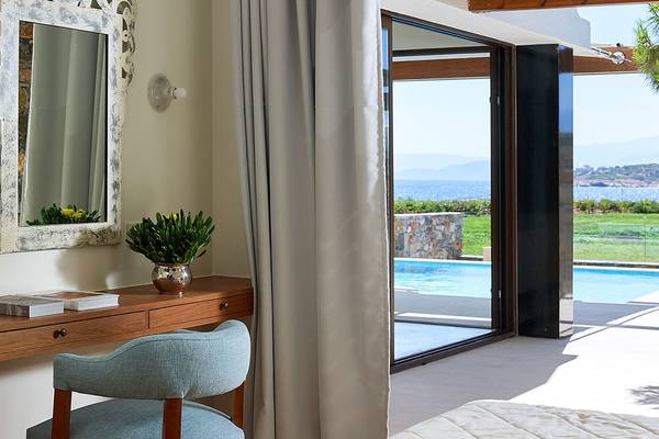 Zimmer mit Aussicht auf den Pool im St. Nicolas Bay Resort Hotel & Villas