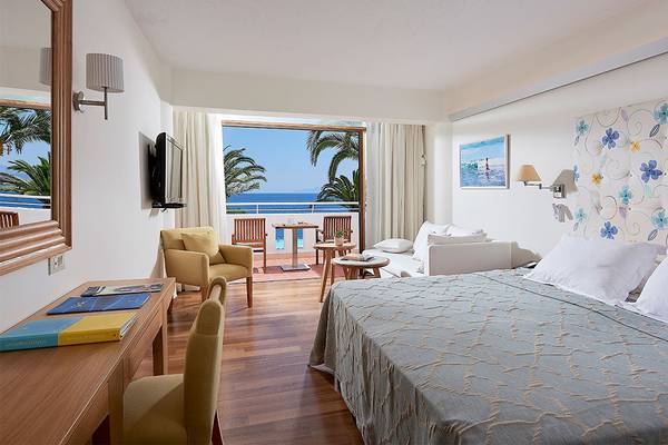 Innenansicht eines Hotelzimmers im St. Nicolas Bay Resort Hotel & Villas mit Meerblick.