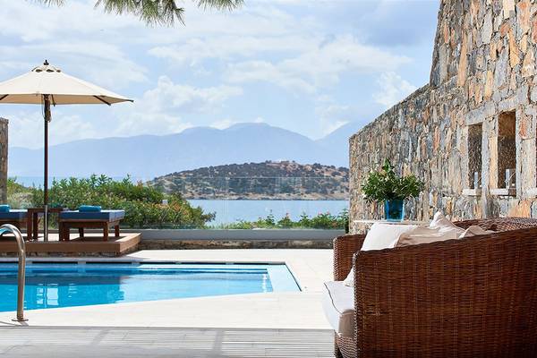 Außenbereich des St. Nicolas Bay Resort Hotel & Villas mit Pool und Blick auf den See