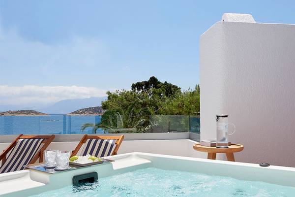 Balkon des St. Nicolas Bay Resort Hotel & Villas mit Jacuzzi und Meerblick