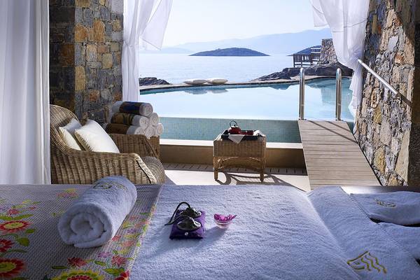 Zimmer im St. Nicolas Bay Resort Hotel & Villas mit Blick auf den Pool