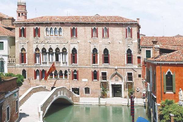 Das Palazzo Marcello Hotel Al Sole in Venedig mit vielen Fenstern und einem roten Dach.